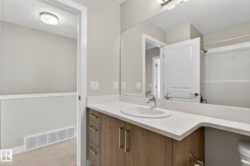 1091 Gault Boulevard, Edmonton, AB - Indoor Photo Showing Bathroom