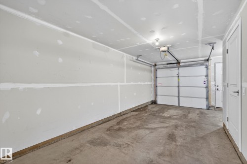 1091 Gault Boulevard, Edmonton, AB - Indoor Photo Showing Garage