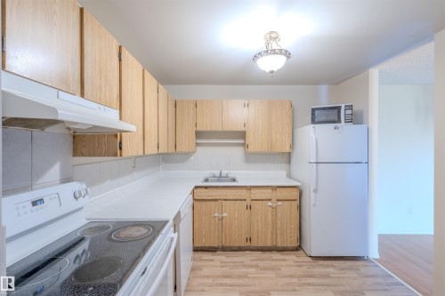 311 2624 Mill Woods Road E, Edmonton, AB - Indoor Photo Showing Kitchen
