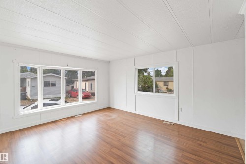 215 305 Calahoo Road, Spruce Grove, AB - Indoor Photo Showing Living Room