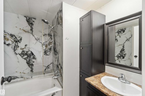 215 305 Calahoo Road, Spruce Grove, AB - Indoor Photo Showing Bathroom