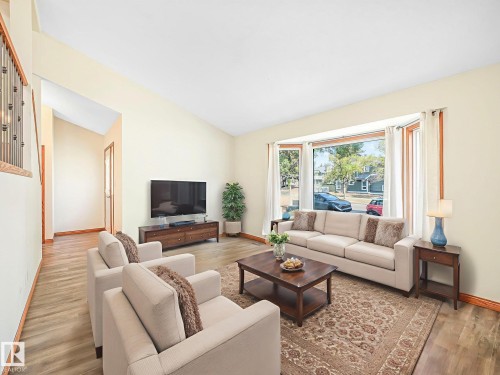 16812 95 Street, Edmonton, AB - Indoor Photo Showing Living Room