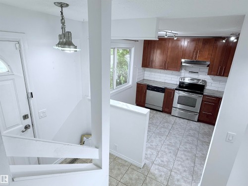 3171 138 Avenue, Edmonton, AB - Indoor Photo Showing Kitchen