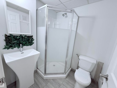 3171 138 Avenue, Edmonton, AB - Indoor Photo Showing Bathroom