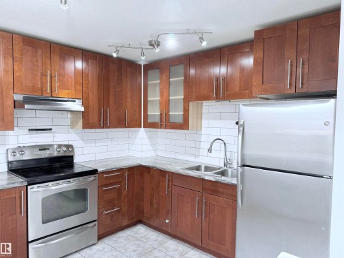 3171 138 Avenue, Edmonton, AB - Indoor Photo Showing Kitchen With Double Sink