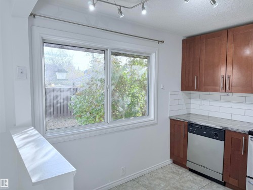3171 138 Avenue, Edmonton, AB - Indoor Photo Showing Kitchen