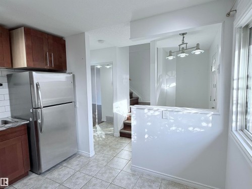 3171 138 Avenue, Edmonton, AB - Indoor Photo Showing Kitchen