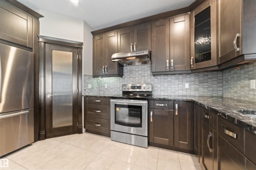 1721 Adamson Crescent, Edmonton, AB - Indoor Photo Showing Kitchen With Upgraded Kitchen