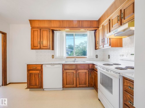 9010 Meadowlark Road, Edmonton, AB - Indoor Photo Showing Kitchen