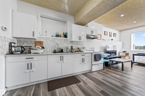 3909 49 Avenue, Beaumont, AB - Indoor Photo Showing Kitchen