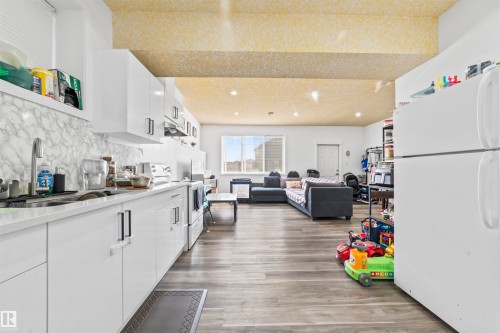 3909 49 Avenue, Beaumont, AB - Indoor Photo Showing Kitchen