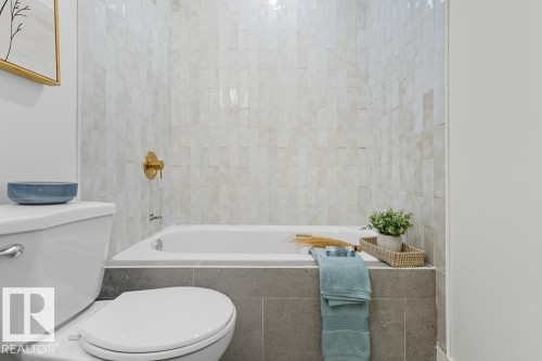 121 Abbottsfield Road, Edmonton, AB - Indoor Photo Showing Bathroom