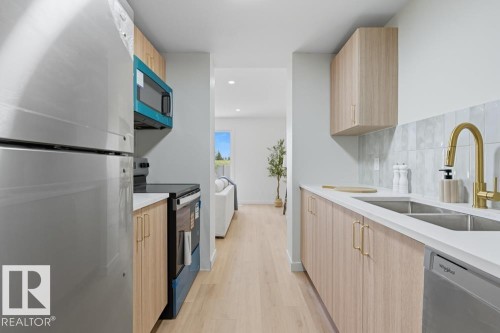 121 Abbottsfield Road, Edmonton, AB - Indoor Photo Showing Kitchen With Double Sink With Upgraded Kitchen