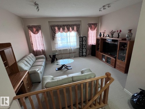 20707 56 Avenue, Edmonton, AB - Indoor Photo Showing Living Room