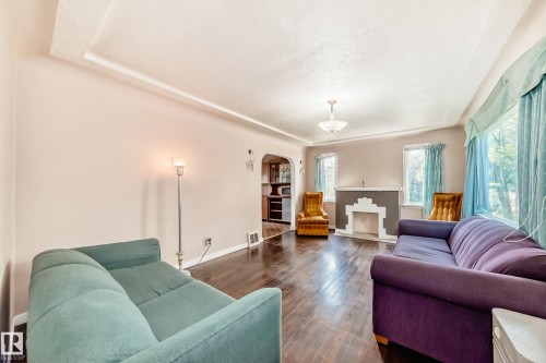 11233 95 Street, Edmonton, AB - Indoor Photo Showing Living Room