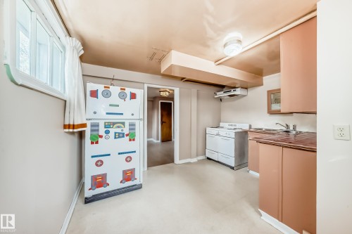 11233 95 Street, Edmonton, AB - Indoor