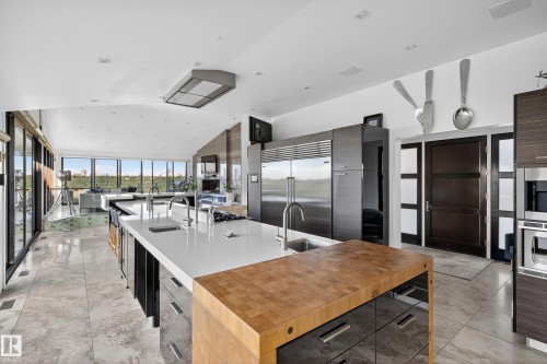 13758 Valleyview Drive, Edmonton, AB - Indoor Photo Showing Kitchen