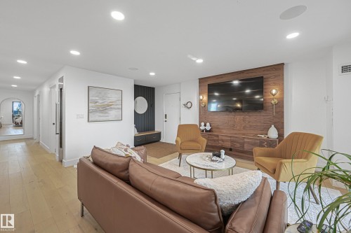 701 11503 100 Avenue, Edmonton, AB - Indoor Photo Showing Living Room