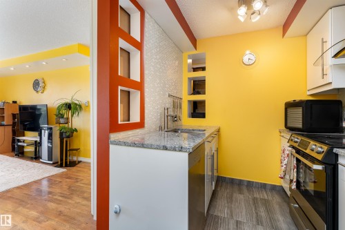 604 9028 Jasper Avenue, Edmonton, AB - Indoor Photo Showing Kitchen
