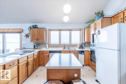 35 Lakeshore Dr, Rural Wetaskiwin County, AB - Indoor Photo Showing Kitchen With Double Sink