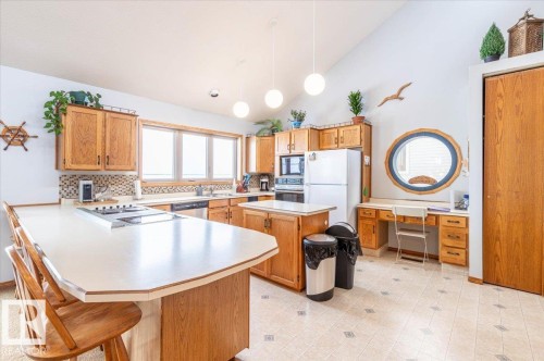 35 Lakeshore Dr, Rural Wetaskiwin County, AB - Indoor Photo Showing Kitchen