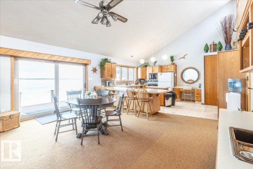 35 Lakeshore Dr, Rural Wetaskiwin County, AB - Indoor Photo Showing Dining Room