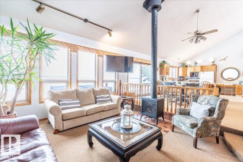 35 Lakeshore Dr, Rural Wetaskiwin County, AB - Indoor Photo Showing Living Room