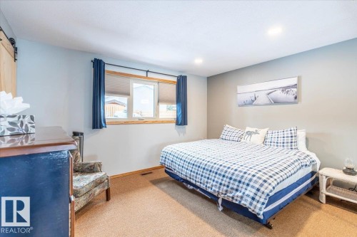 35 Lakeshore Dr, Rural Wetaskiwin County, AB - Indoor Photo Showing Bedroom