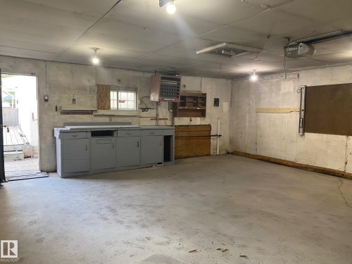 5424 55 Avenue, Wetaskiwin, AB - Indoor Photo Showing Garage