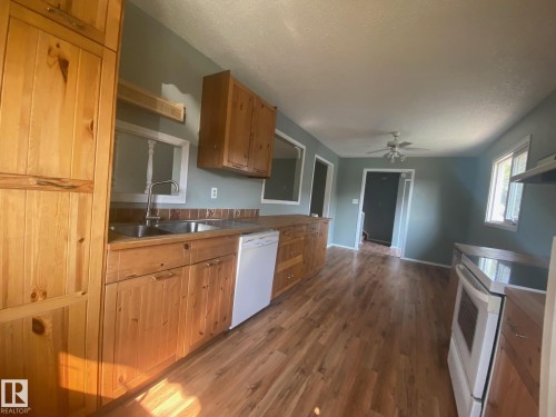 5424 55 Avenue, Wetaskiwin, AB - Indoor Photo Showing Kitchen With Double Sink