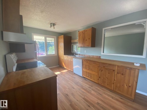 5424 55 Avenue, Wetaskiwin, AB - Indoor Photo Showing Kitchen