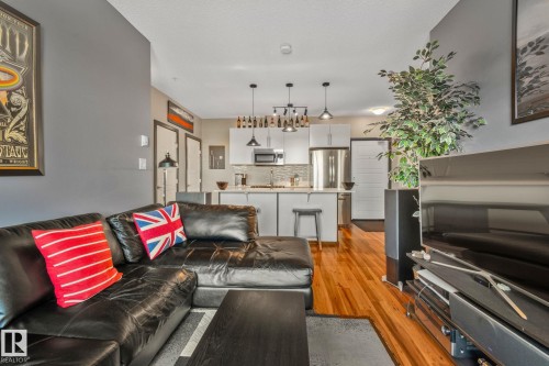404 1144 Adamson Drive, Edmonton, AB - Indoor Photo Showing Living Room