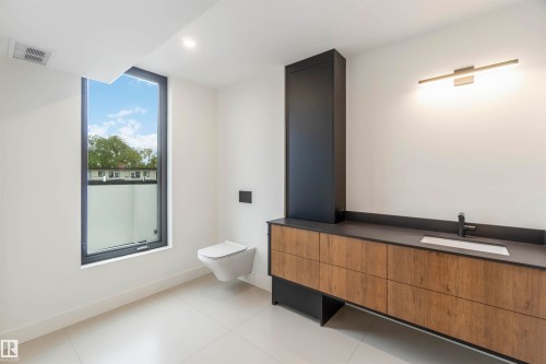 8915 Strathearn Drive, Edmonton, AB - Indoor