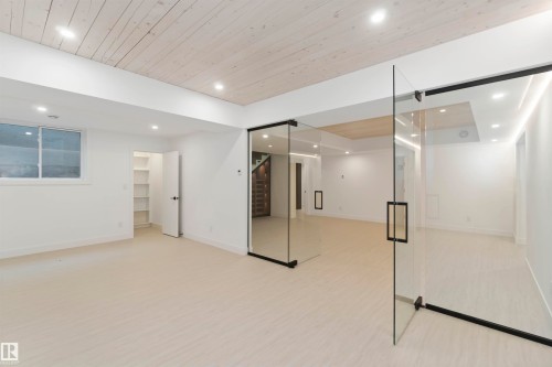 8915 Strathearn Drive, Edmonton, AB - Indoor
