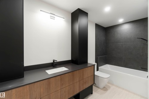 8915 Strathearn Drive, Edmonton, AB - Indoor Photo Showing Bathroom