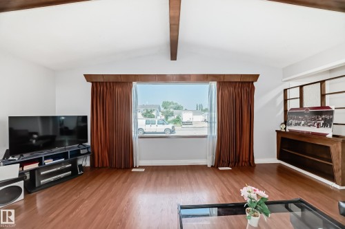 8311 150 Avenue, Edmonton, AB - Indoor Photo Showing Living Room