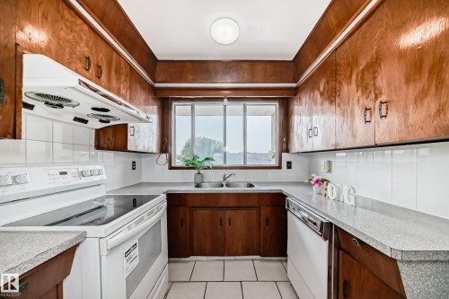 8311 150 Avenue, Edmonton, AB - Indoor Photo Showing Kitchen With Double Sink