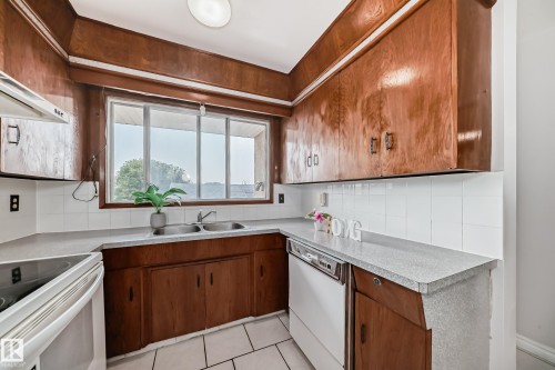 8311 150 Avenue, Edmonton, AB - Indoor Photo Showing Kitchen With Double Sink