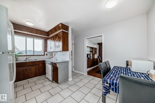 8311 150 Avenue, Edmonton, AB - Indoor Photo Showing Kitchen With Double Sink