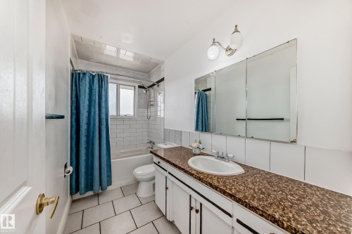 8311 150 Avenue, Edmonton, AB - Indoor Photo Showing Bathroom