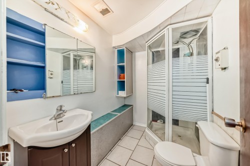 8311 150 Avenue, Edmonton, AB - Indoor Photo Showing Bathroom