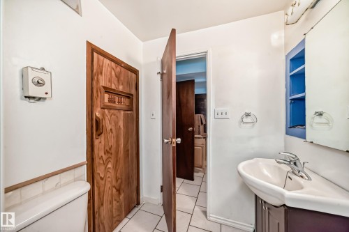8311 150 Avenue, Edmonton, AB - Indoor Photo Showing Bathroom