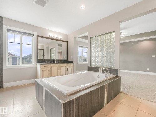 2421 Ashcraft Crescent, Edmonton, AB - Indoor Photo Showing Bathroom