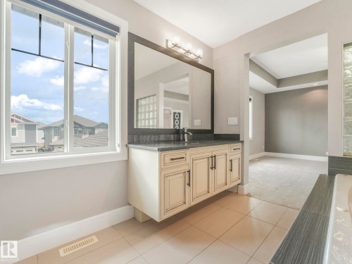 2421 Ashcraft Crescent, Edmonton, AB - Indoor Photo Showing Bathroom