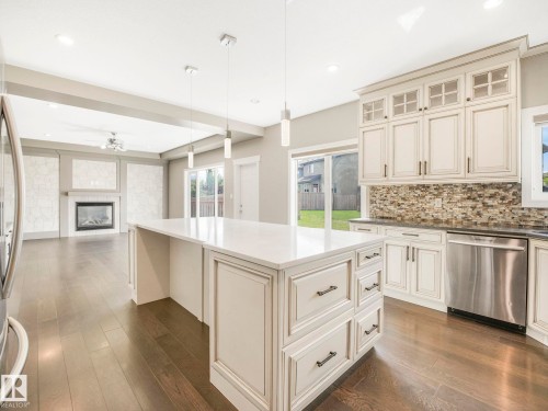 2421 Ashcraft Crescent, Edmonton, AB - Indoor Photo Showing Kitchen With Upgraded Kitchen