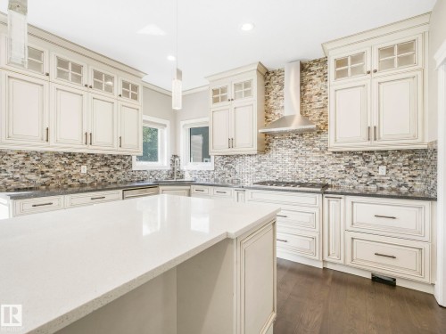 2421 Ashcraft Crescent, Edmonton, AB - Indoor Photo Showing Kitchen With Upgraded Kitchen