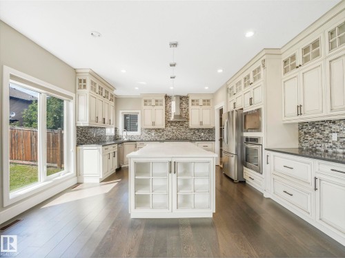 2421 Ashcraft Crescent, Edmonton, AB - Indoor Photo Showing Kitchen With Upgraded Kitchen