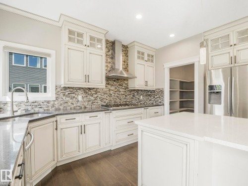 2421 Ashcraft Crescent, Edmonton, AB - Indoor Photo Showing Kitchen With Upgraded Kitchen