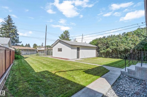 Fenced backyard with an outbuilding - 6808 95 Avenue, Edmonton, AB - Outdoor