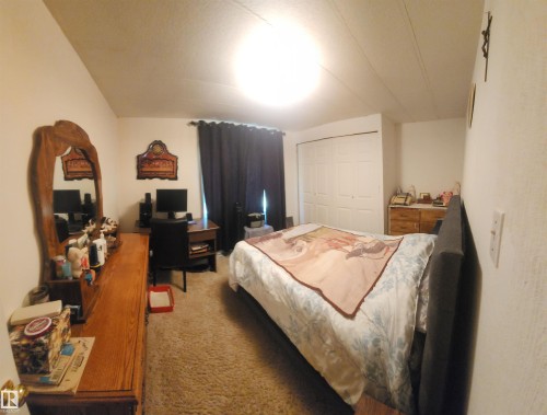Bedroom featuring a closet and carpet - 5002 - 50 Avenue, Dapp, AB - Indoor Photo Showing Bedroom
